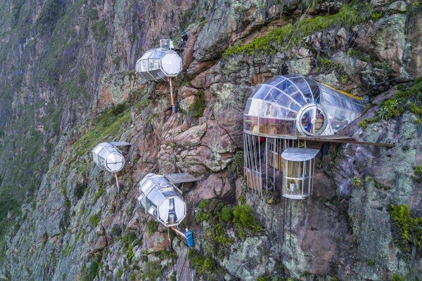 世界奇葩旅馆合集--秘鲁悬崖旅馆Natura Vive Skylodge由挂在秘鲁神圣山谷的悬崖上的一个一个小“胶囊型单间”组成的，单间虽小，里面的配置却是一应俱全。