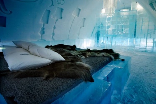 世界奇葩旅馆合集--冰之旅馆（Jukkasjarvi）位于瑞典拉普兰，酒店65个房间的床均由冰做成，只有每年的三月份才会对外开放，因此每年冬天都会重建。