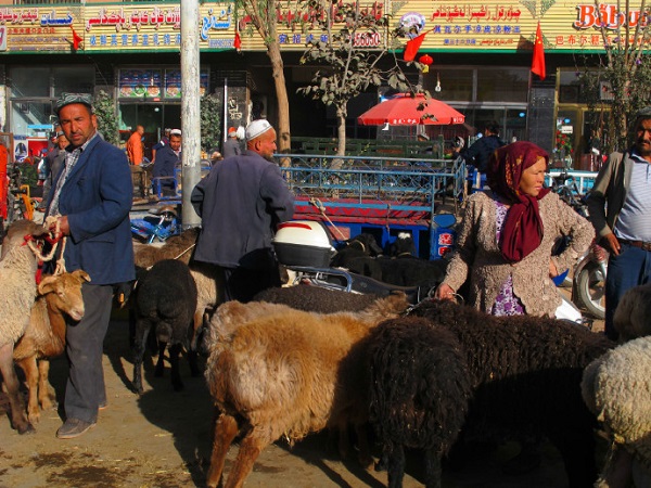维吾尔族传统节日介绍--古尔邦节即宰牲节，​是阿拉伯语的音译，意为宰牲或血祭。在肉孜节以后的第70天举行，节期三天。​维吾尔族的古尔邦节同汉族的春节一样，节日气氛特别浓郁。