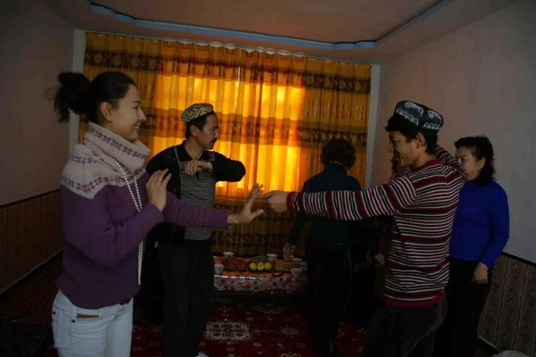 维吾尔族传统节日介绍--初雪节，维吾尔语称之为“喀尔勒克”，是维吾尔族在每年第一次降雪时举行的娱乐活动。