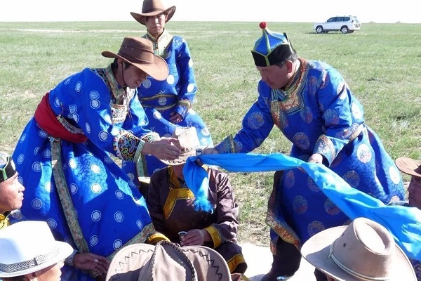 蒙古族隆重的礼仪习俗“献哈达”--哈达大体上有三种：特等内库哈达、头等阿喜哈达和二等素喜哈达。