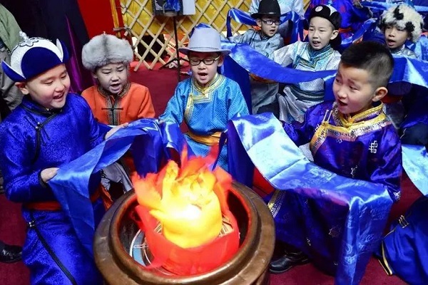 蒙古族隆重的礼仪习俗“献哈达”--藏、蒙古等民族人士顶礼佛像、拜见尊长、迎来送往、致敬致贺、婚丧嫁娶等礼仪活动中，均有献哈达的习惯。
