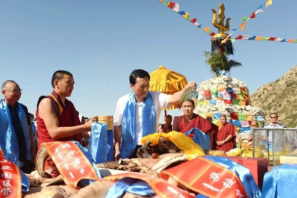 蒙古族隆重的礼仪习俗“献哈达”--哈达最早是藏族宗教礼仪中虔诚地向神灵敬奉的一件珍贵供物，也是僧侣们互赠或向活佛敬献的礼品。随着社会经济的发展，它已不仅仅是宗教界专用的供物，已成为蒙古族与​藏族人民生活中最普遍最常见的一种礼物。​