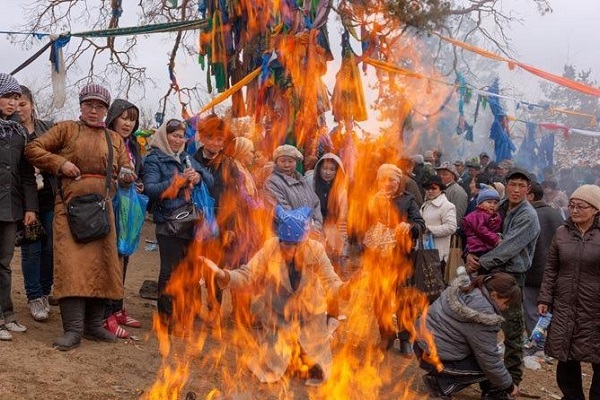 古代蒙古族原始宗教：萨满教杂谈--信仰萨满教的一些部落和部族有着对火的崇拜，人们认为火是一种强有力的神，具有神奇的力量，家里的灶神是最受尊崇的。