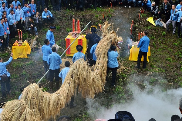 布依族传统节日大全--祭山神是云南省富源一带布依族祭祀节日。每年农历六月二十二日举行，历时三天。