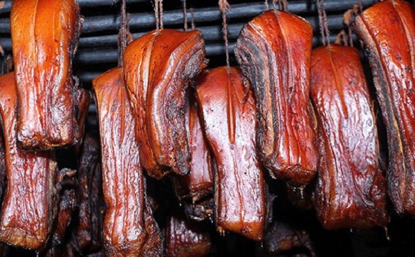 布依族的饮食习俗--腌熏腊肉是布依族人的特色美食，每年过年杀年猪时，家家户户都要腌制腊肉。