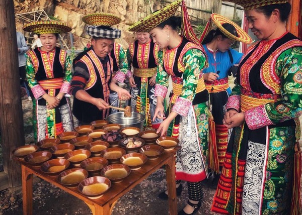 瑶族的饮食习俗--瑶族人大都喜欢喝酒，一般家中用大米、玉米、红薯等自酿，每天常喝2、3次。