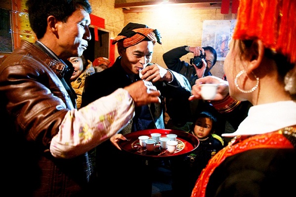 金秀盘瑶族的婚礼特点及流程--现在，盘瑶族结婚彩礼，一般以家庭的社会地位和经济情况而定，除彩礼外，贵州不少瑶区还保存着瑶族传统婚俗。